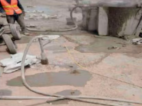 阜龙乡水泥混凝土路面板底注浆技术 路面脱空注浆整治方案